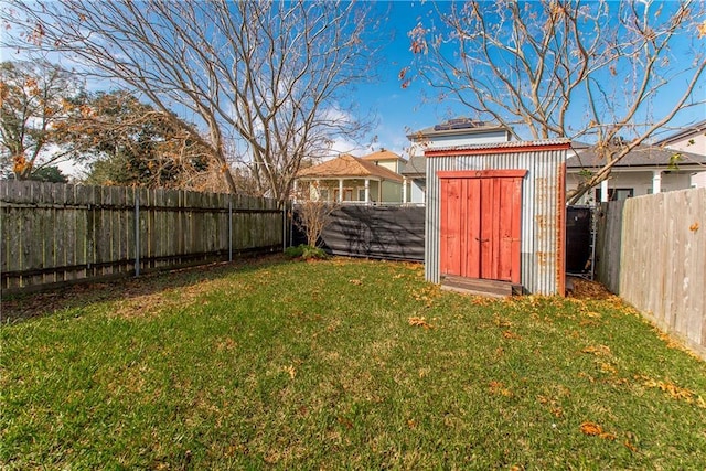 view of yard featuring a storage unit