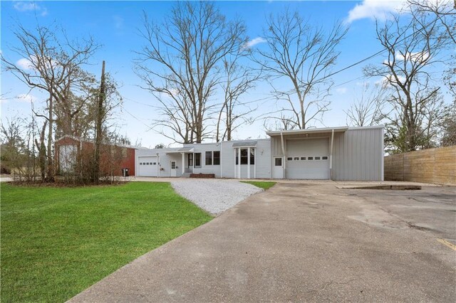 view of front of property featuring a garage and a front yard