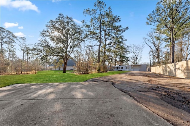 view of yard with driveway