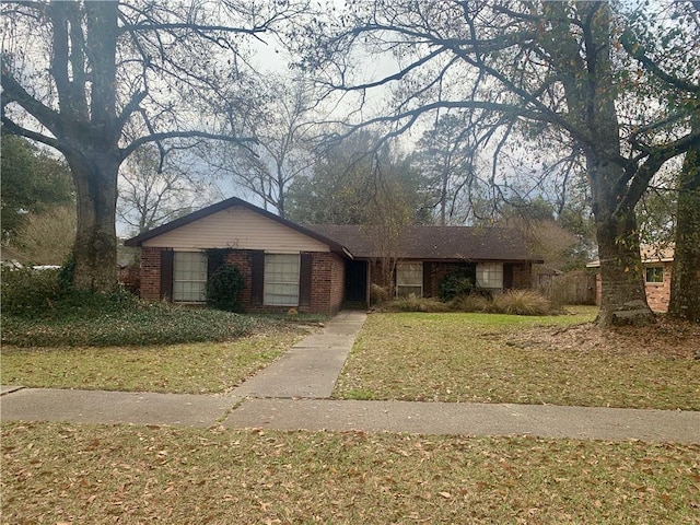 single story home with a front lawn