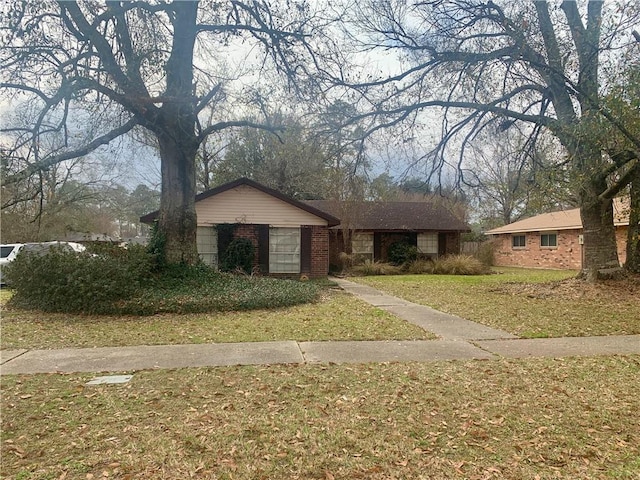 ranch-style home featuring a front lawn