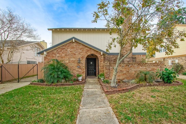 view of front of house featuring a front lawn