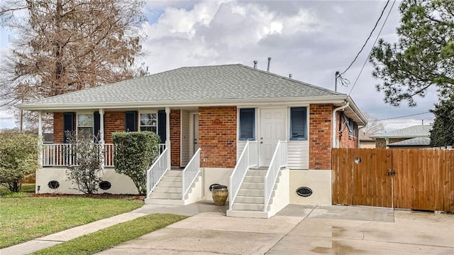 bungalow featuring a front lawn