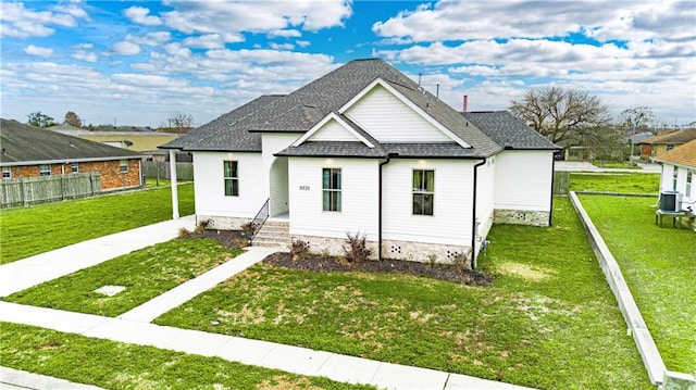 view of front facade with a front yard