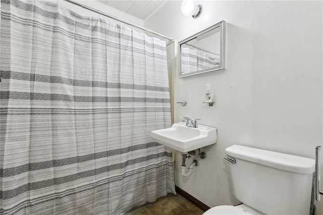 full bath featuring a shower with curtain, a sink, and toilet