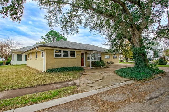 single story home with a front lawn