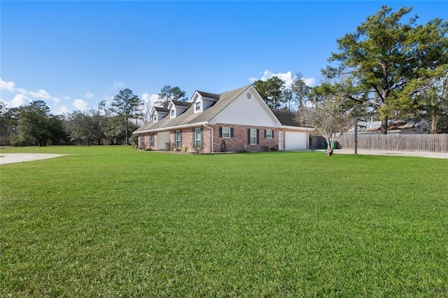 view of front facade featuring a garage and a front yard