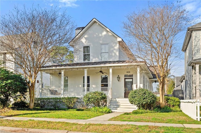 view of front of property featuring a front yard, ceiling fan, and covered porch