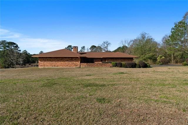 view of front facade featuring a front yard