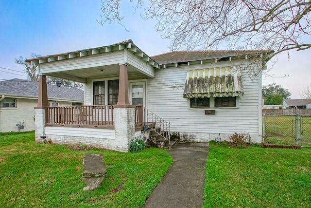 view of front facade featuring a front lawn