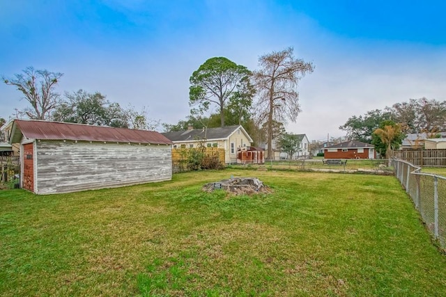 view of yard with an outdoor structure