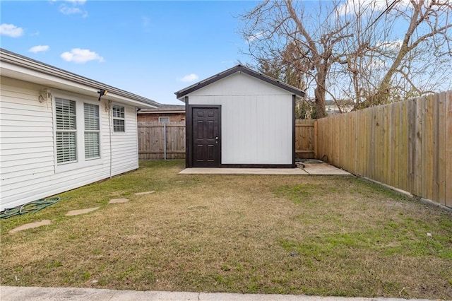 view of yard featuring a storage shed