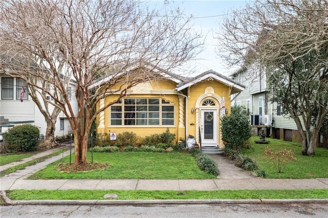 view of front facade with a front yard