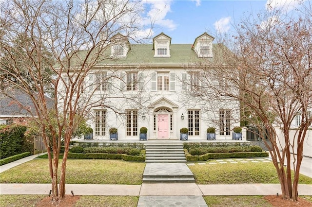 colonial home featuring a front lawn