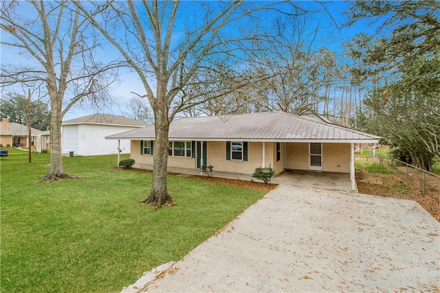 view of front facade featuring a carport and a front lawn