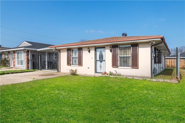 ranch-style home featuring a front lawn