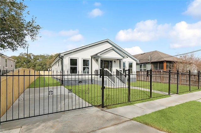 view of front of property featuring a front yard