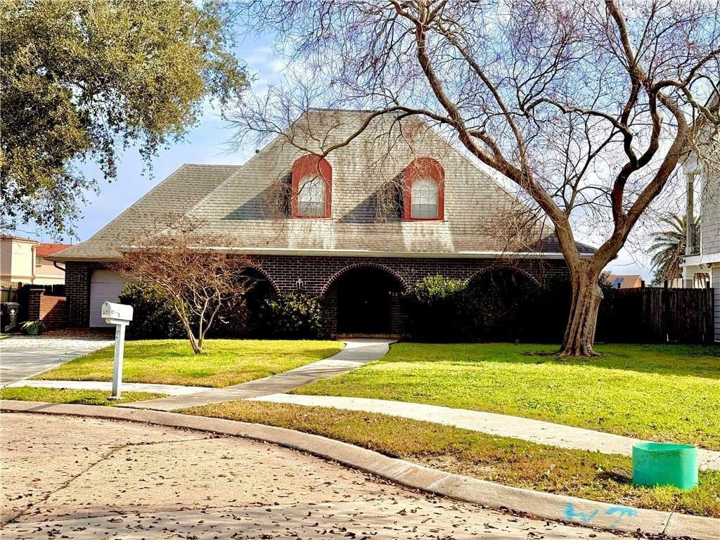 view of front of house with a front lawn