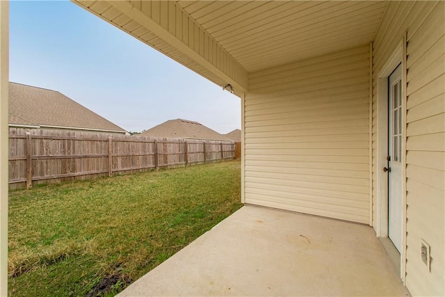 view of yard with a patio area