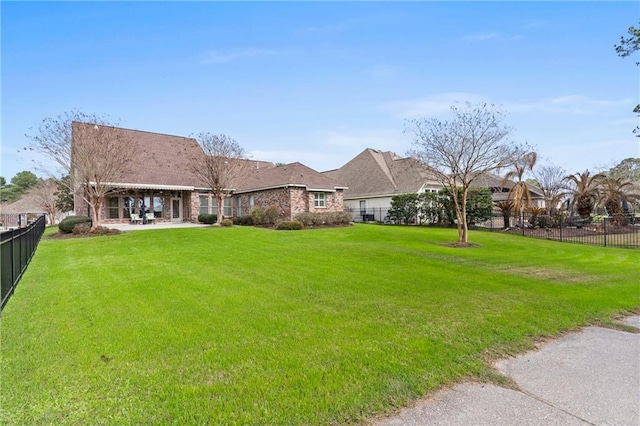 view of yard featuring a patio area