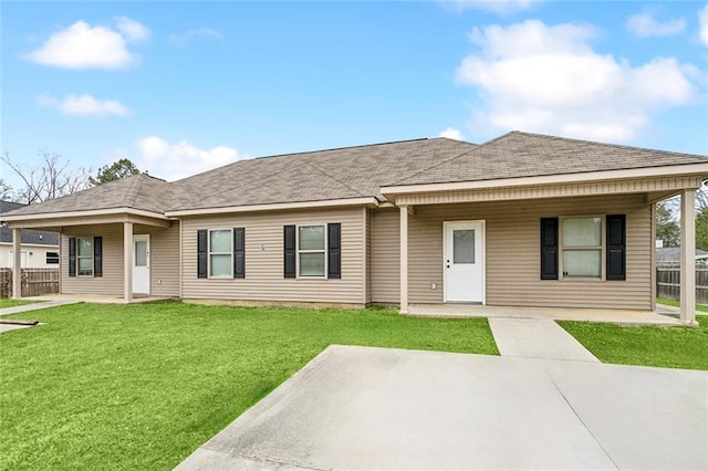 view of front of home featuring a front lawn