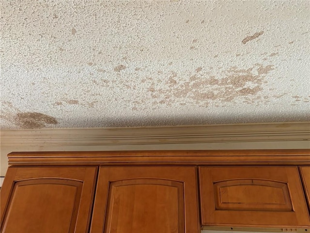 7540 Fieldston Rd, New Orleans, LA 70126 - detailed view of ornamental molding