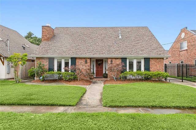 view of front facade with a front lawn