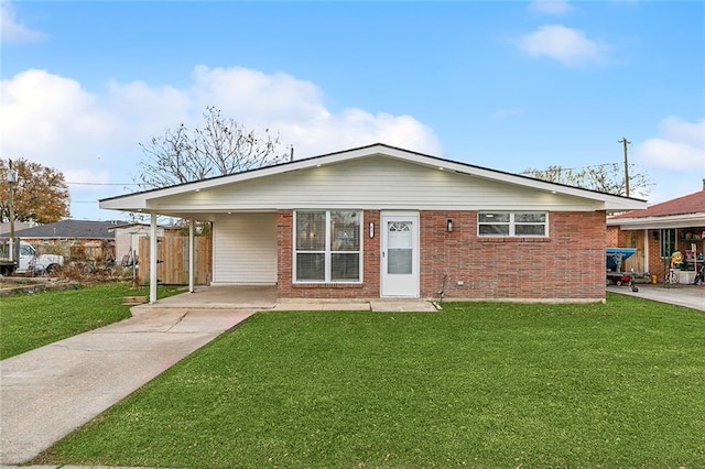 view of front of house featuring a carport and a front yard