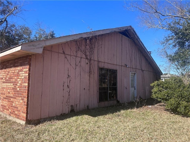 view of side of property featuring a yard