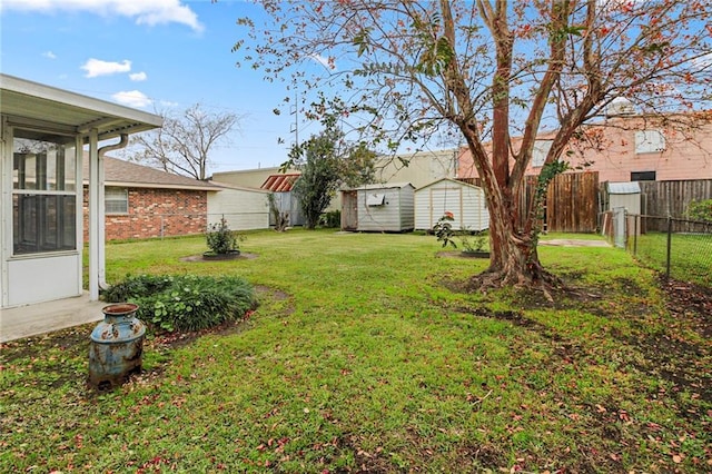 view of yard featuring a storage shed