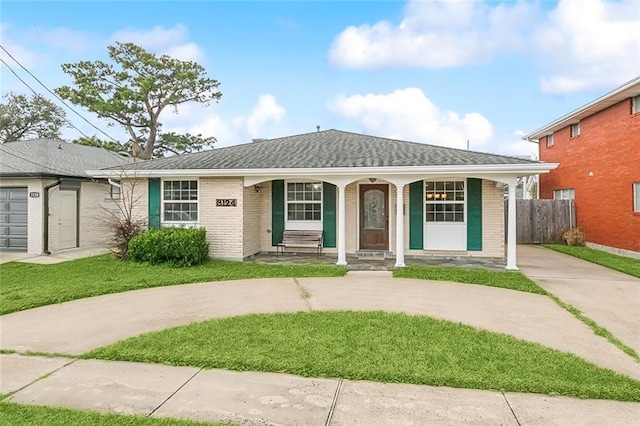 view of front of house featuring a porch and a front lawn