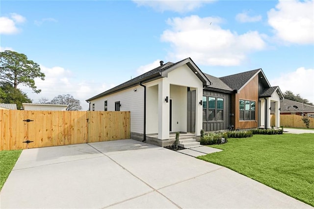 view of front of house with a front yard