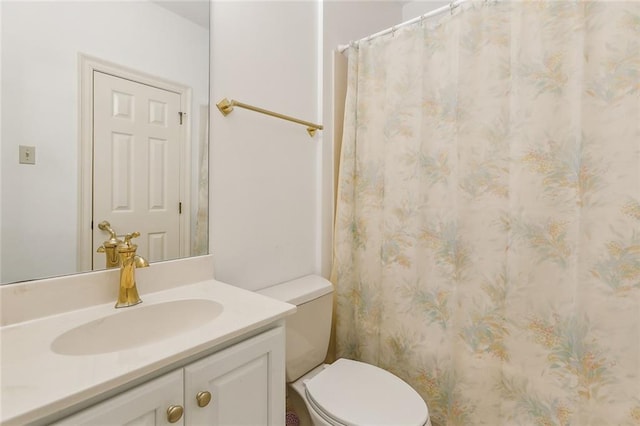 bathroom featuring a shower with curtain, vanity, and toilet