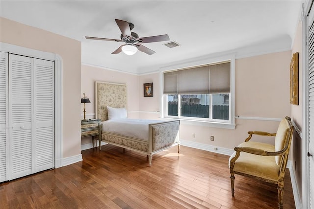 bedroom featuring crown molding, hardwood / wood-style floors, and ceiling fan