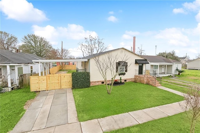 view of front of property featuring a front lawn