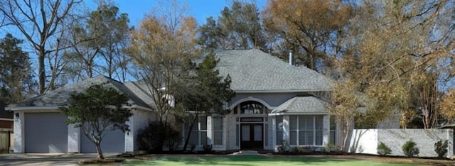 view of front facade featuring a garage and a front yard