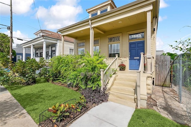 view of front facade featuring a porch and a front yard