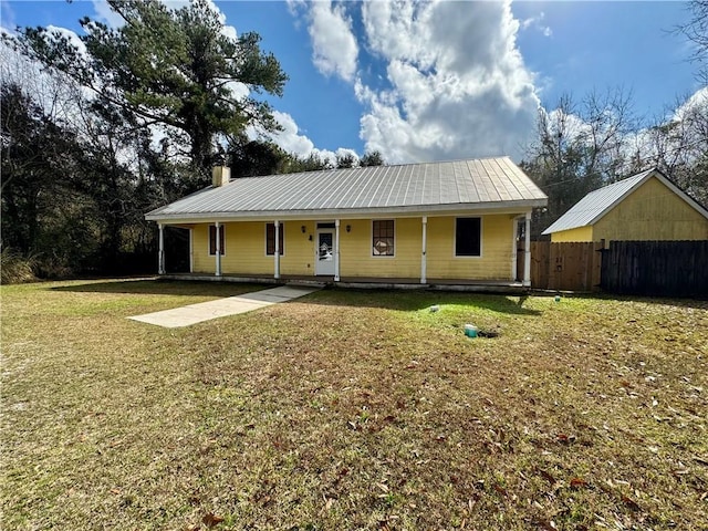 view of front of property featuring a front lawn