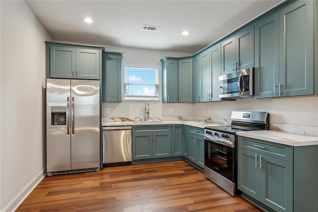 kitchen with visible vents, dark wood-type flooring, a sink, recessed lighting, and appliances with stainless steel finishes