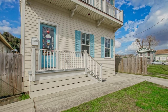 property entrance featuring a lawn