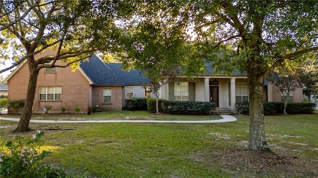 view of front of house featuring a front lawn