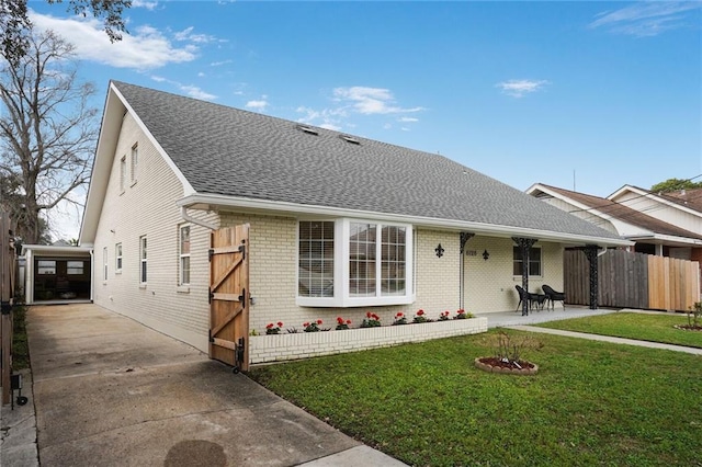 view of front of property with a front yard