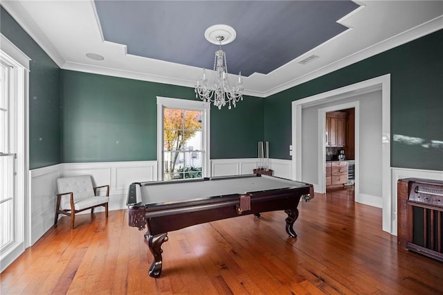 rec room featuring an inviting chandelier, ornamental molding, hardwood / wood-style floors, and pool table