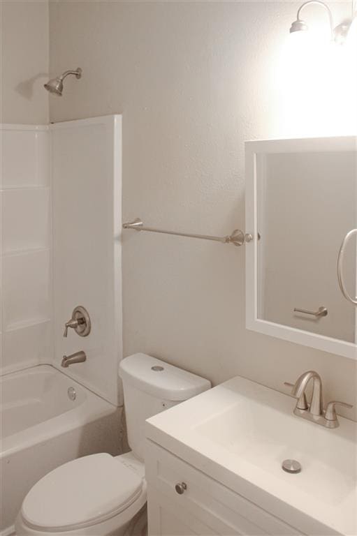 3533 S Liberty St, New Orleans, LA 70115 - full bath with vanity and shower / washtub combination