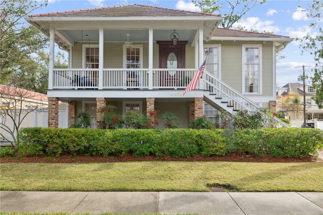 view of front of property featuring a front lawn, ceiling fan, and covered porch