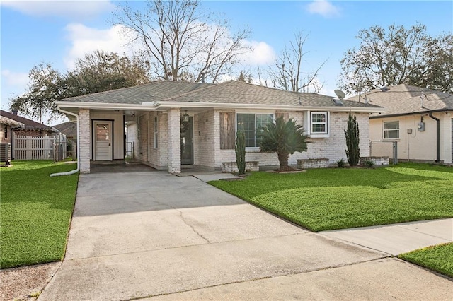 view of front of home featuring a front lawn and a carport