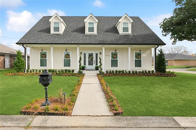 view of front of property featuring a front lawn