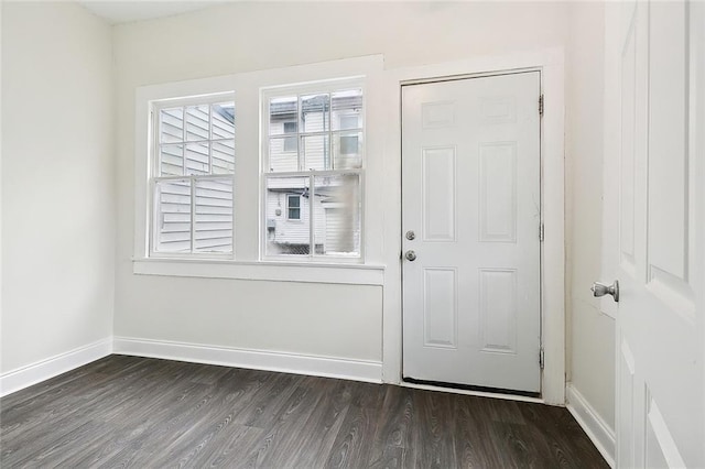 833537 S Claiborne Ave, New Orleans, LA 70118 - entryway featuring dark wood-style floors and baseboards