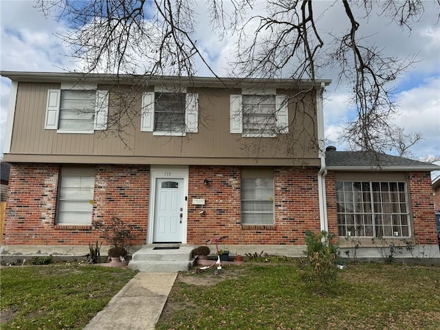 view of front facade with a front yard