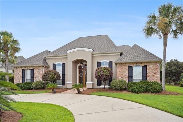 view of front facade with a front yard